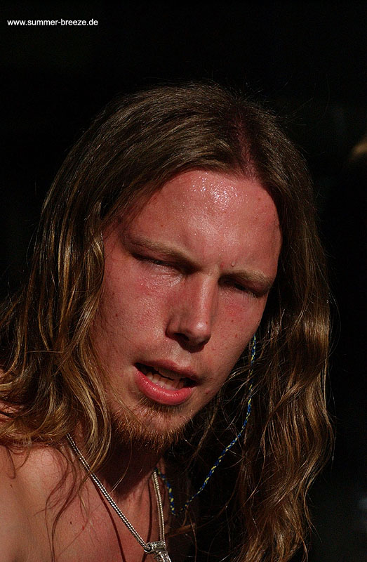 Bild eines Mitglieds der Band Amon Amarth beim Live-Auftritt